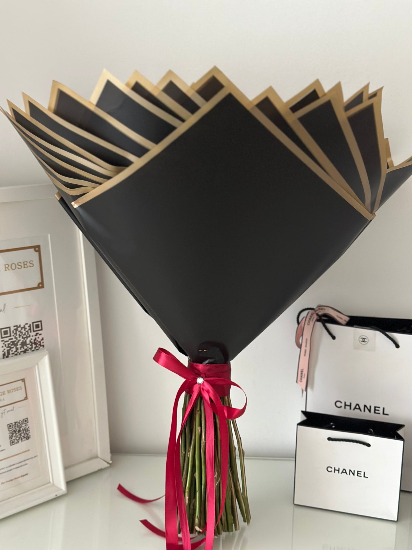 Arreglo floral de despedida con rosas y cinta con mensaje