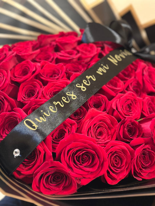 Detalle de cinta de condolencias en ramo de rosas frescas