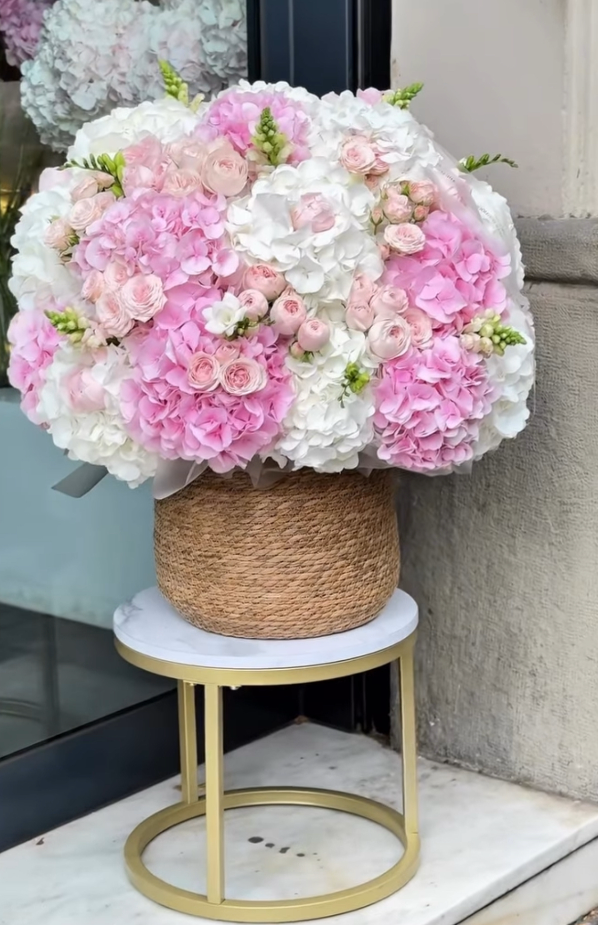 Ramo XL de hortensias y rosas pastel en cesta natural – arreglo floral elegante en Madrid