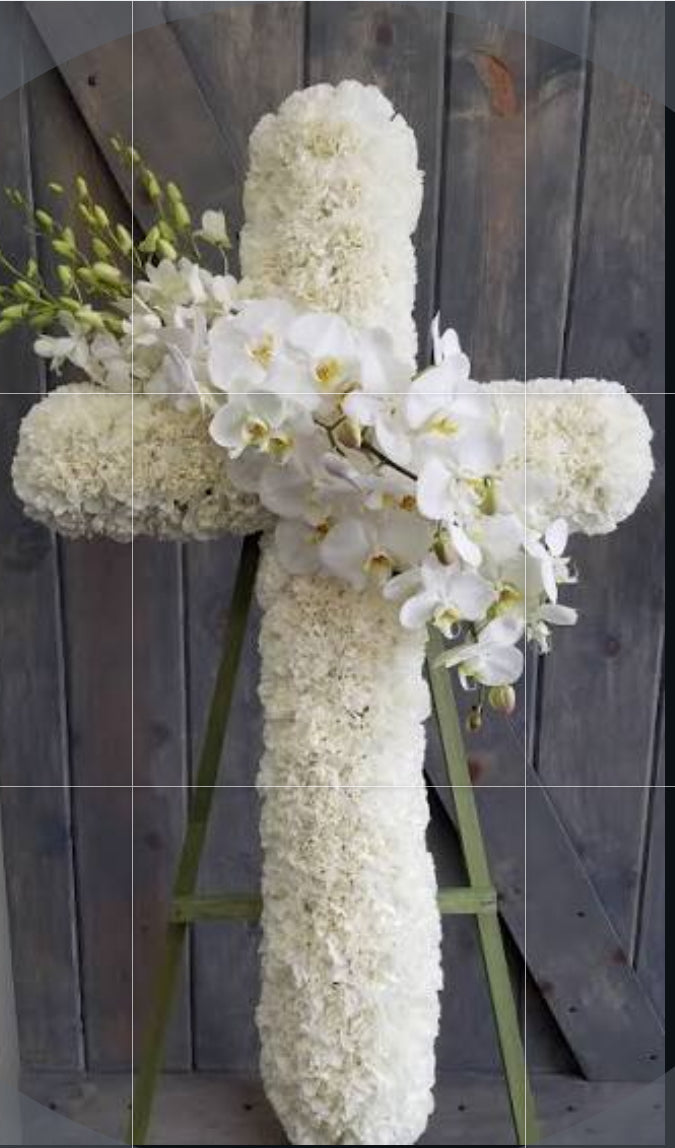 Cruz funeraria elegante con rosas blancas – arreglo floral para tanatorio en Madrid