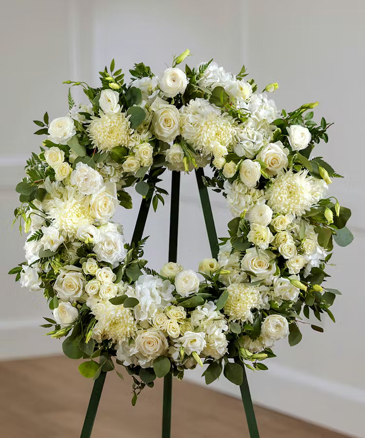 Coronas funerarias elegantes para expresar respeto en Madrid