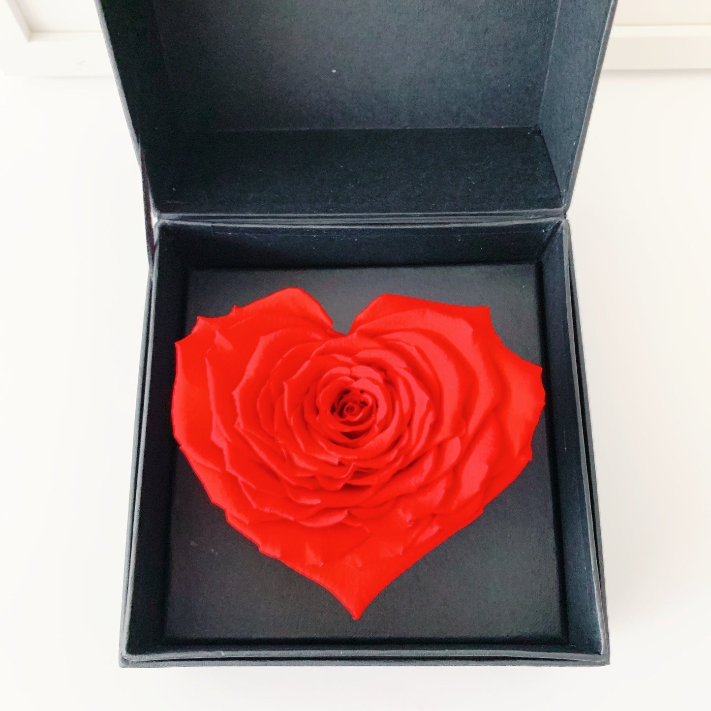 Arreglo con rosa preservada premium para expresar pésame y acompañamiento