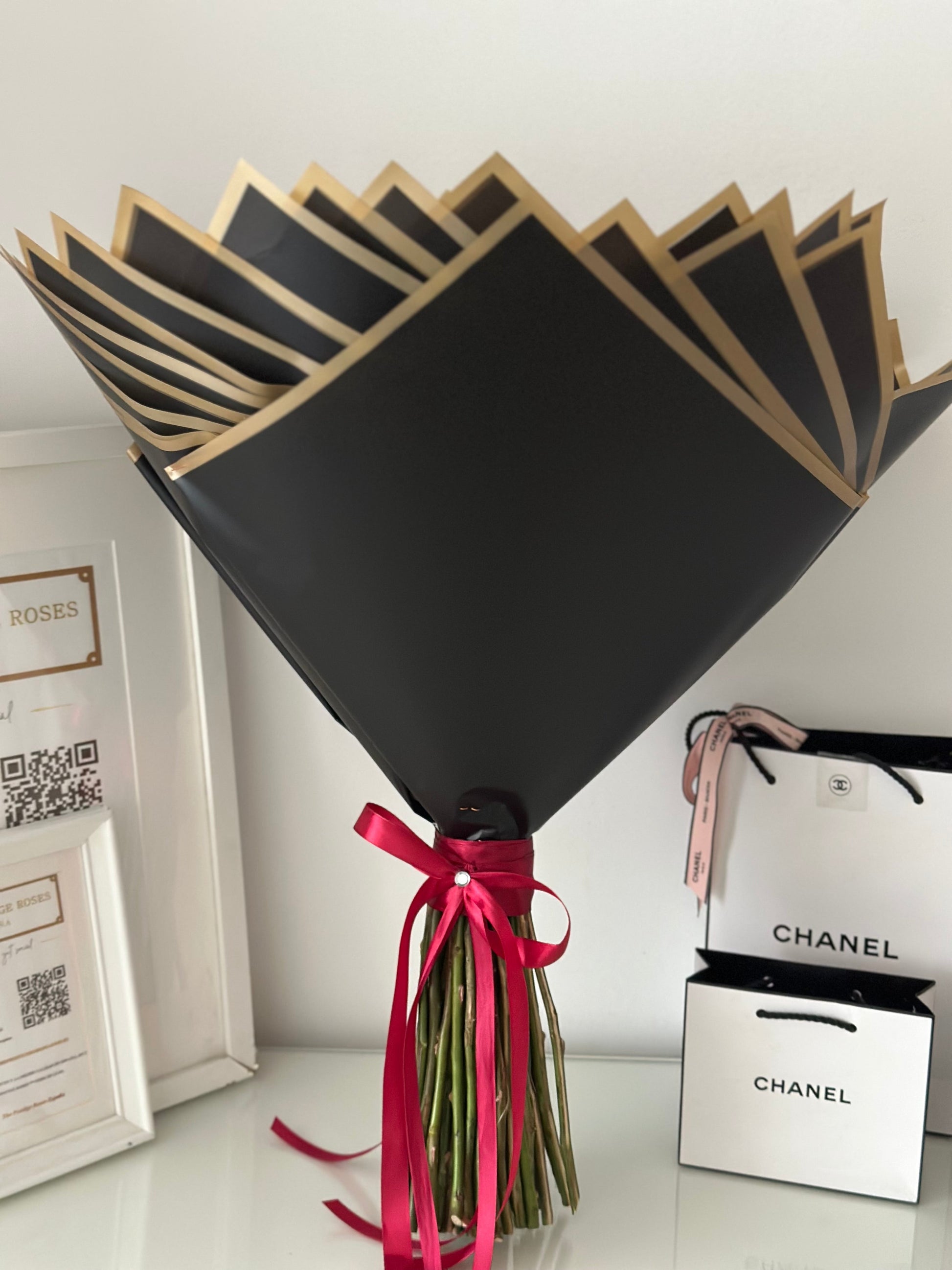 Arreglo floral de despedida con rosas y cinta con mensaje