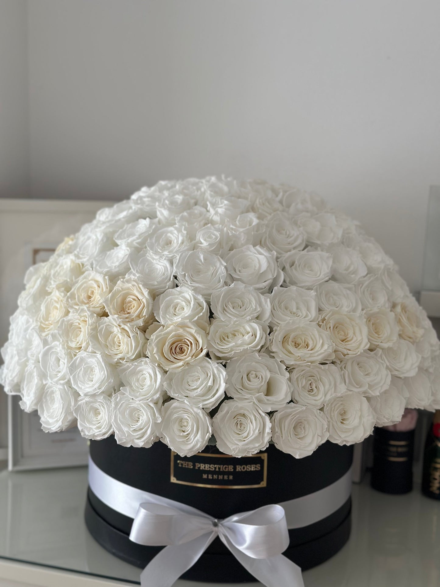 Vista lateral de la caja DOME de rosas preservadas blancas – The Prestige Roses