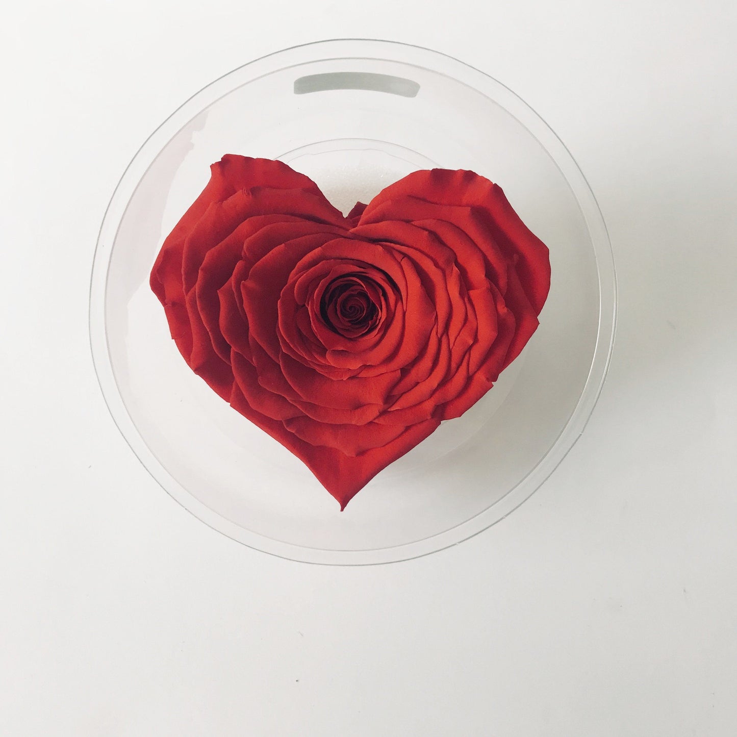 Detalle floral eterno en corazón ideal para homenajes y despedidas