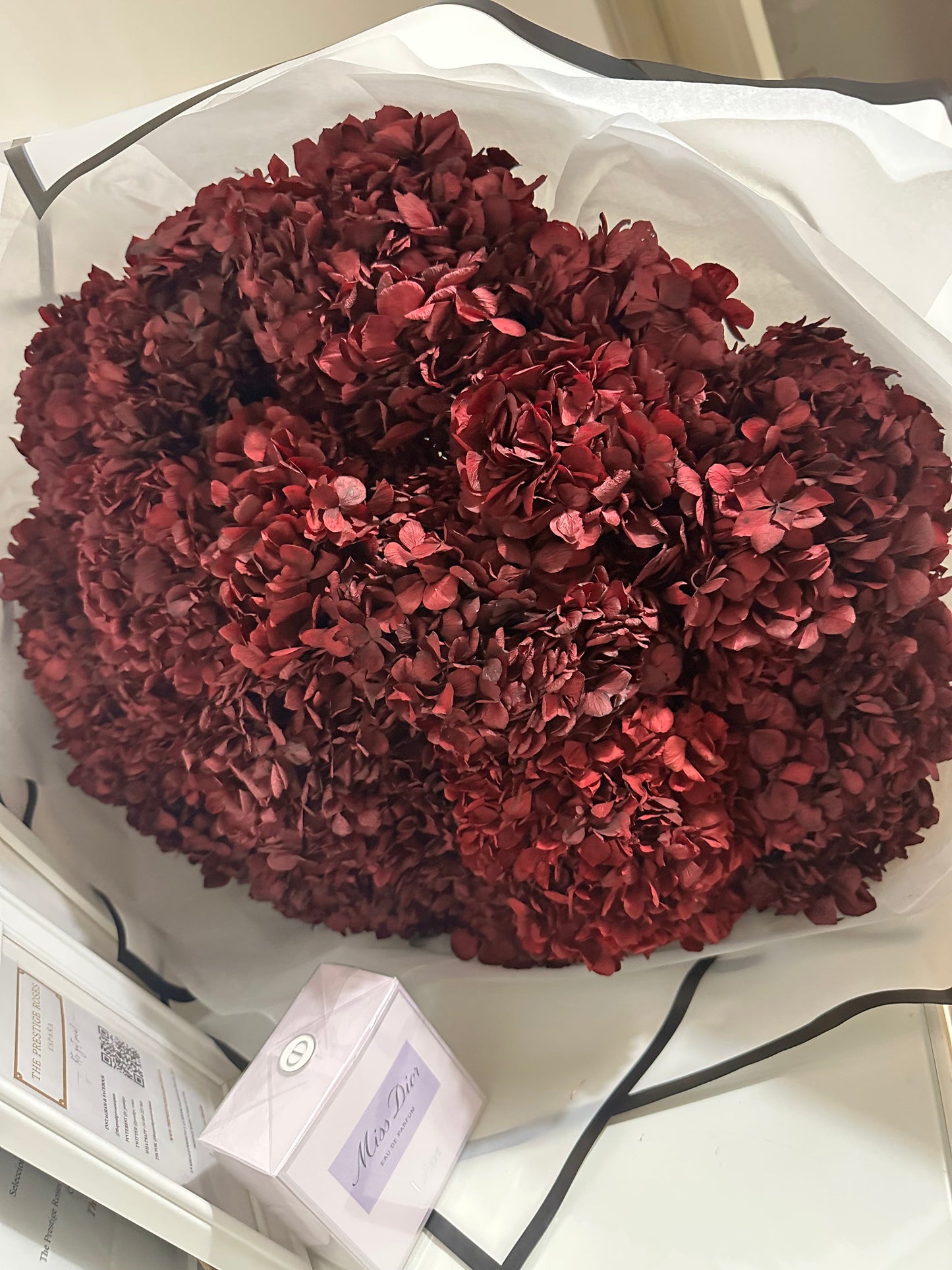 Bouquet premium de hortensias preservadas en tono burdeos para funerarias en Madrid.