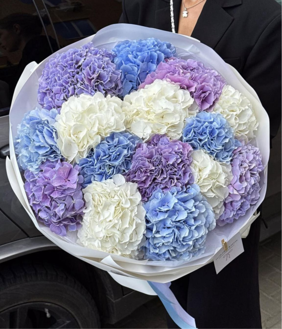 Ramo de hortensias eternas multicolor para funerales y despedidas elegantes en Madrid.