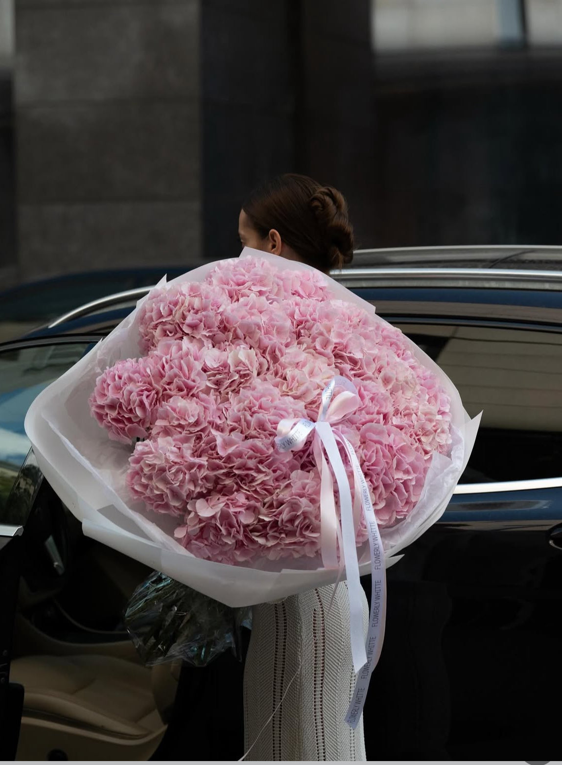 Ramo de hortensias burdeos preservadas para ceremonias de despedida y pésame.