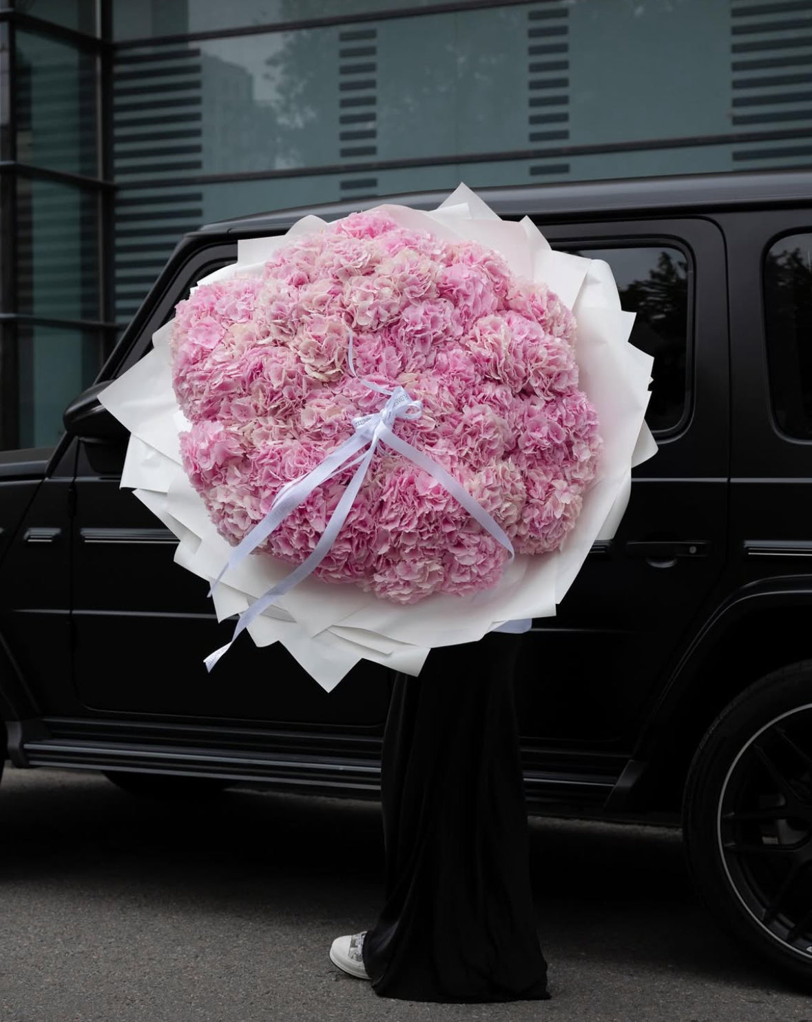 Arreglo redondo de hortensias rosas eternas ideal para condolencias y funerales.
