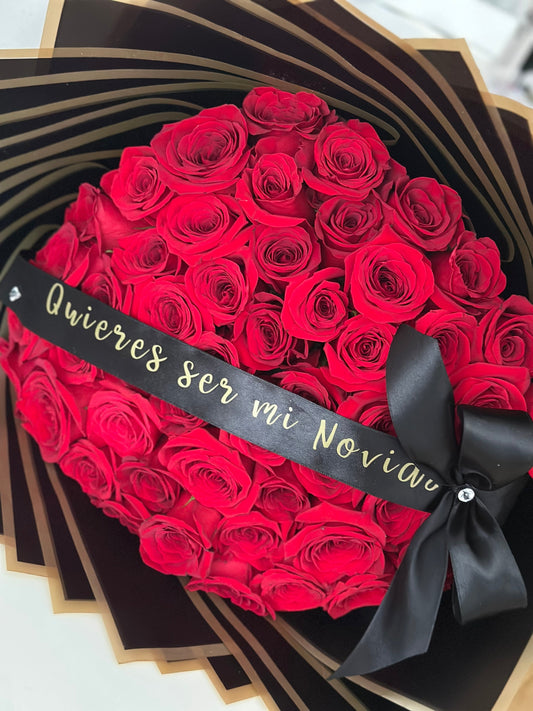 Ramo funerario de rosas blancas con cinta personalizada para tanatorio en Madrid