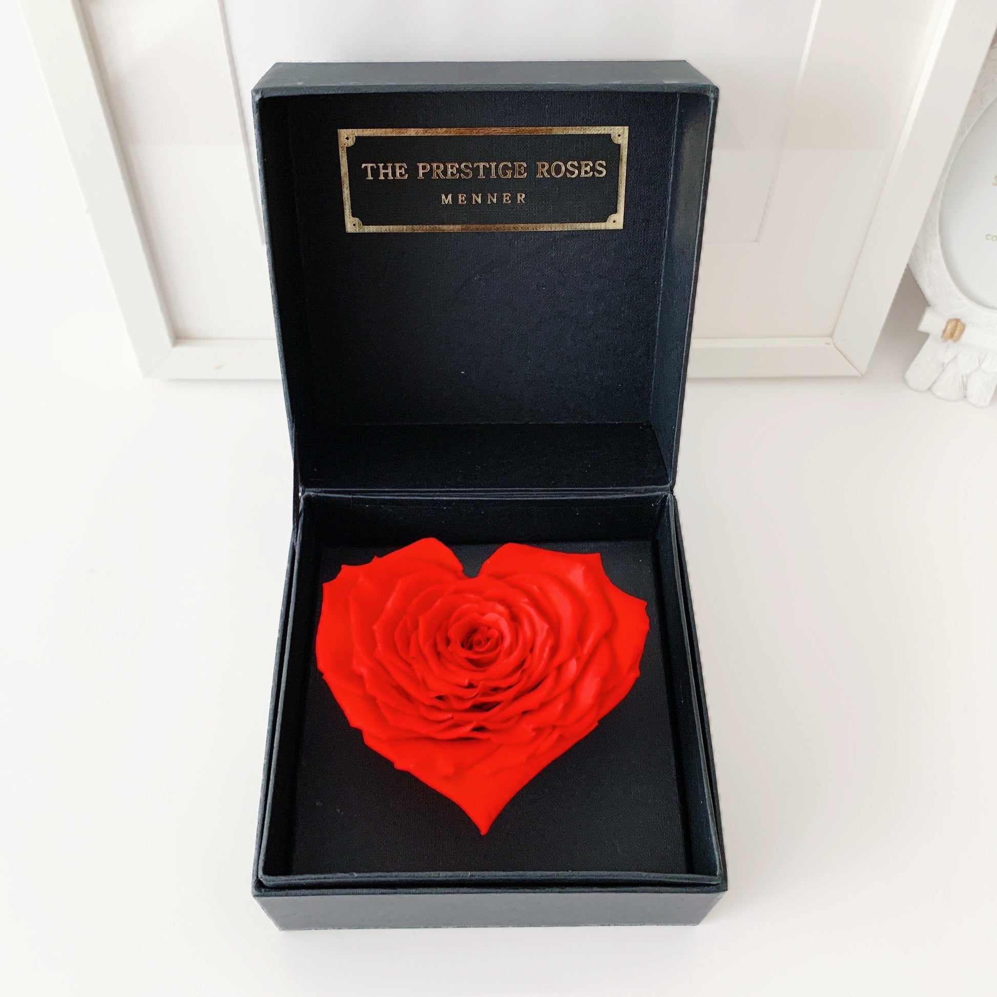 Rosa eterna en corazón como tributo respetuoso en momentos de pérdida