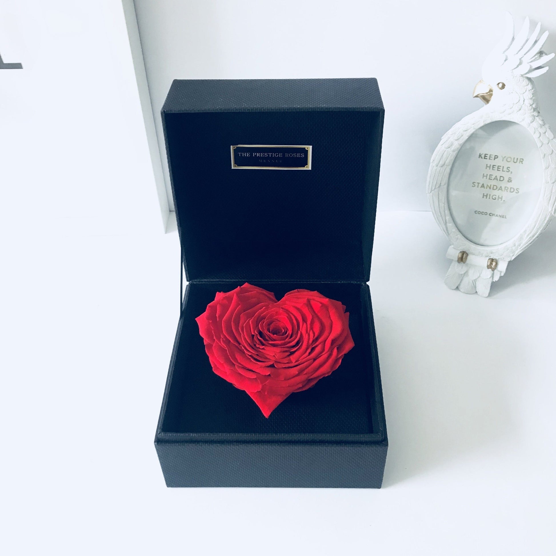 Rosa preservada en forma de corazón para condolencias en caja de lujo