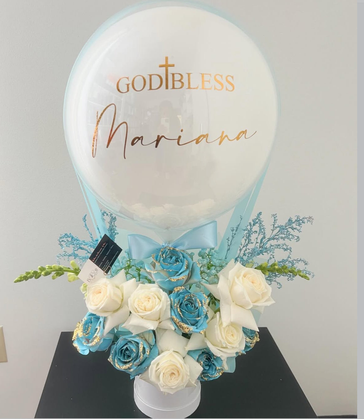 Arreglo floral premium con rosas azules y doradas y blancas, y globo con frase personalizada, diseño exclusivo The Prestige Roses Madrid.