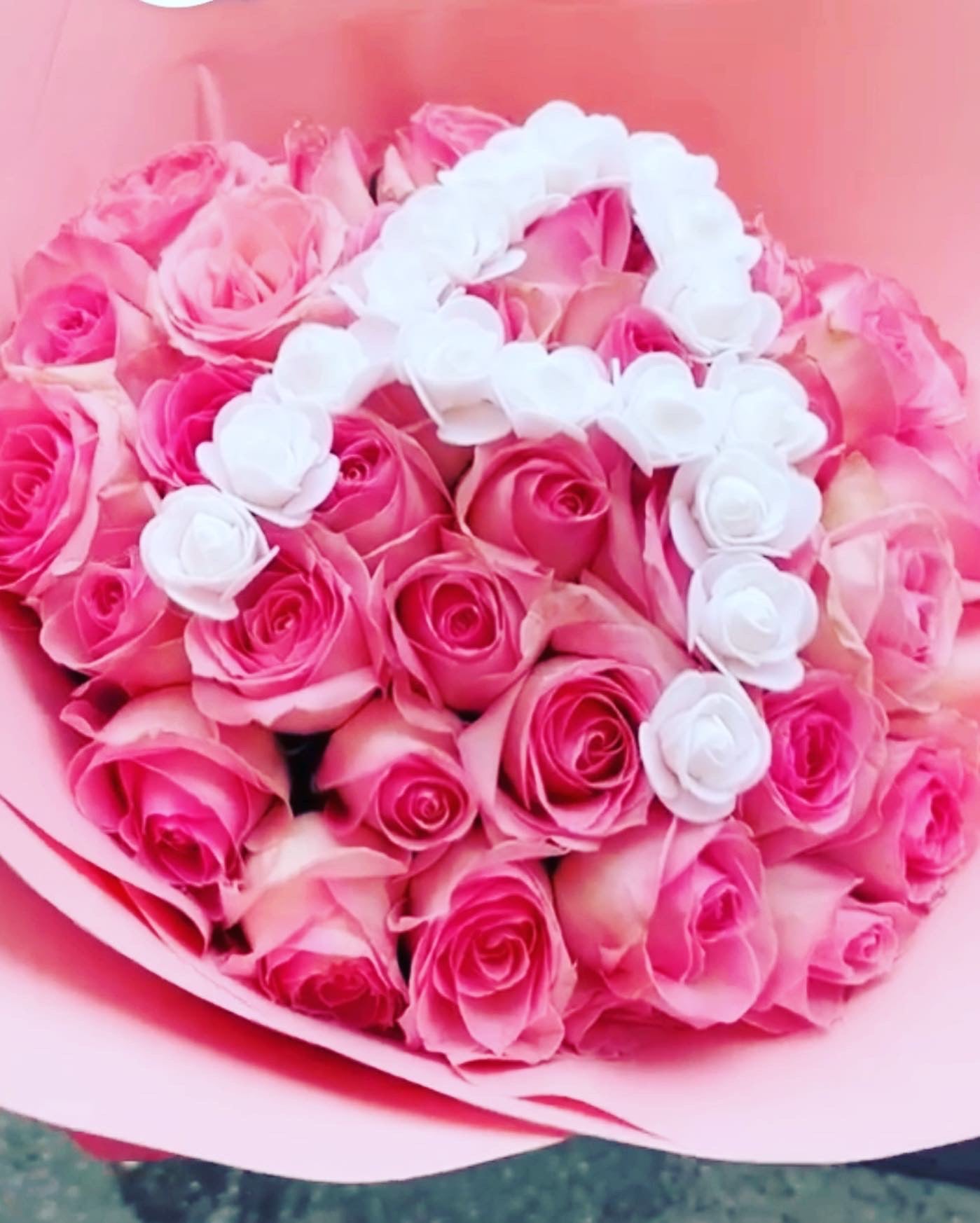 Arreglo funerario redondo con letra A en rosas rosadas premium para condolencias