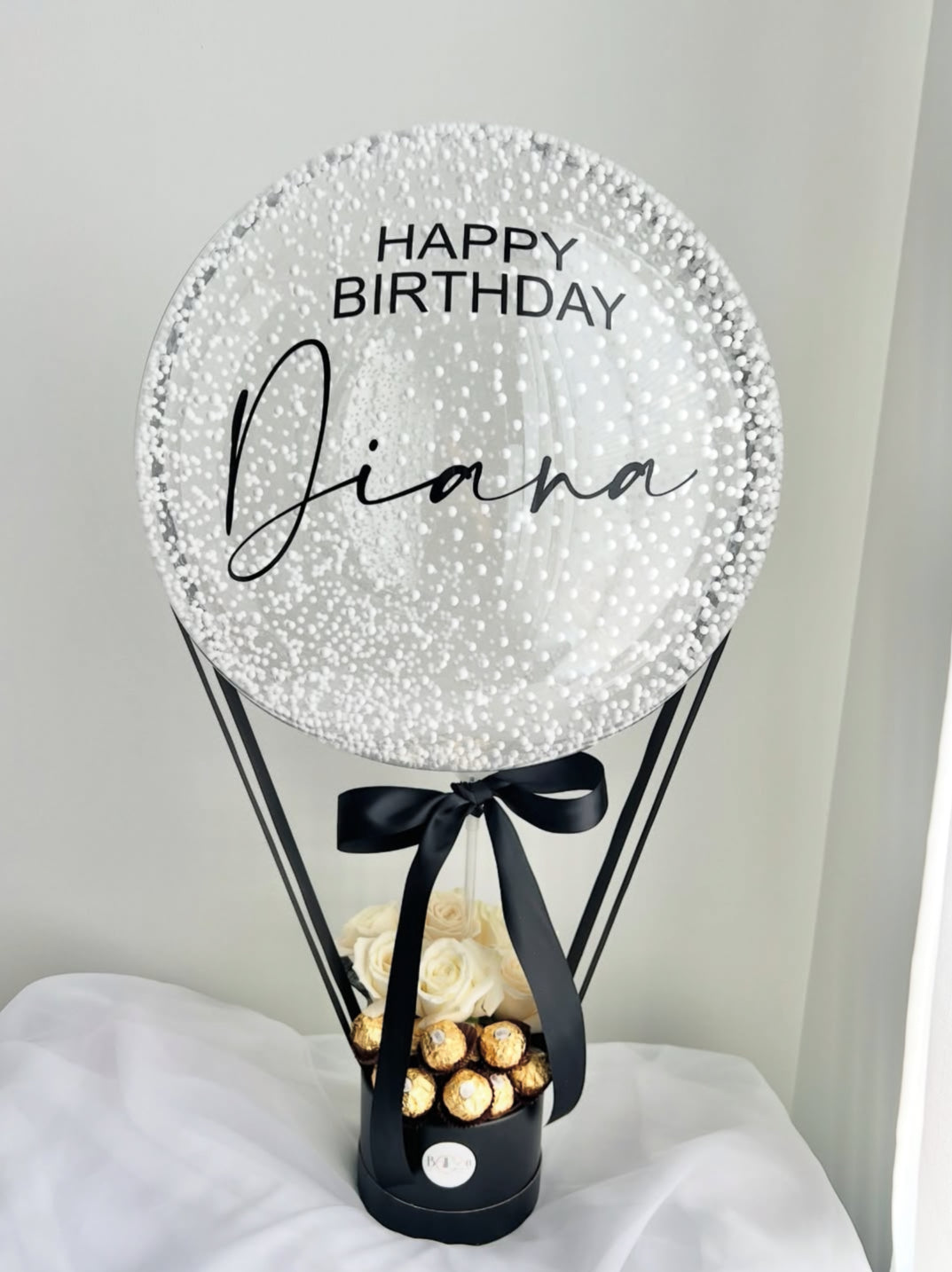 Bouquet elegante con bombones de Ferrero y rosas blancas frescas y globo con dedicatoria personalizada, regalo exclusivo con entrega inmediata en Madrid
