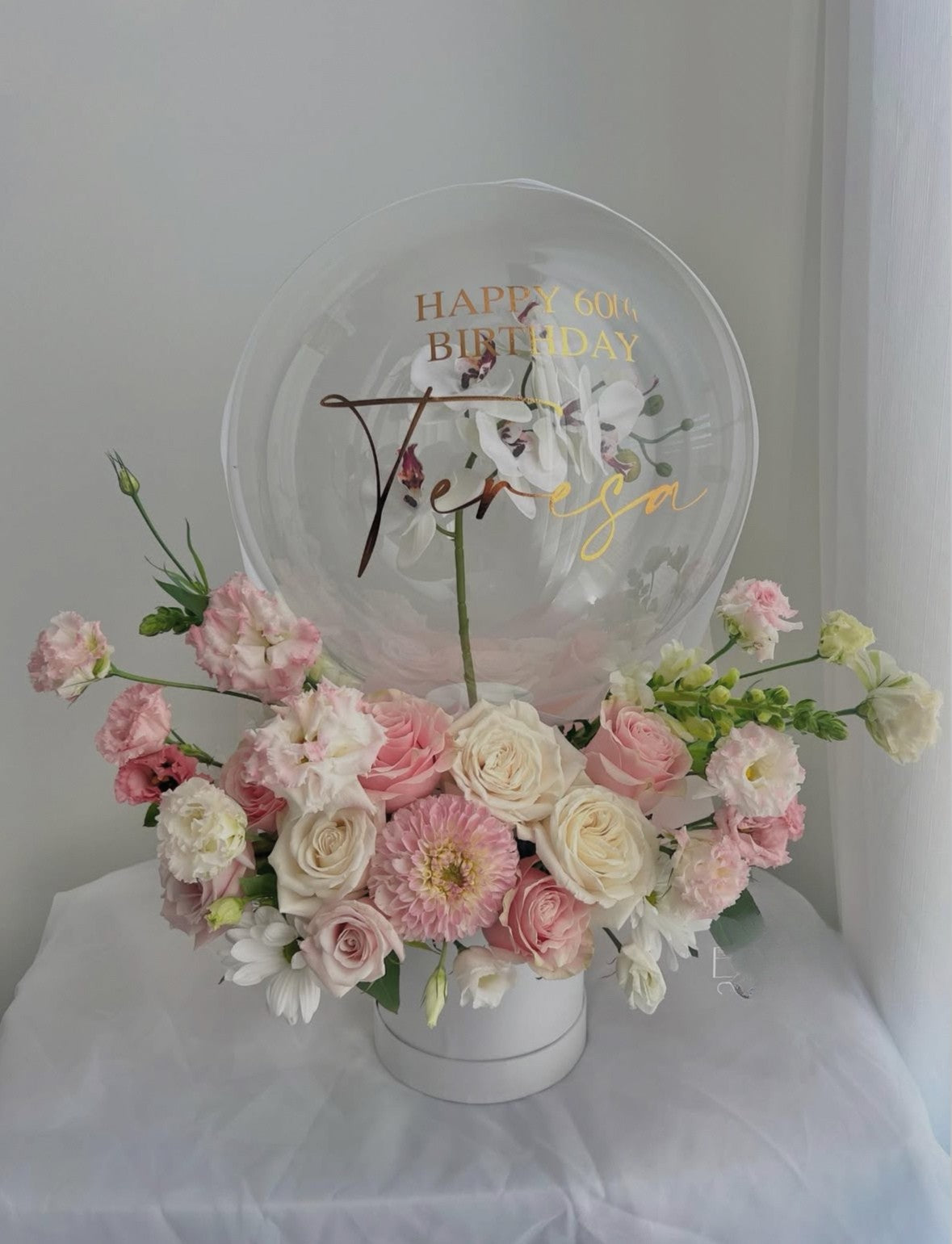 Caja redonda con 30 flores frescas y globo con texto personalizado, perfecta para sorprender en ocasiones especiales, envío