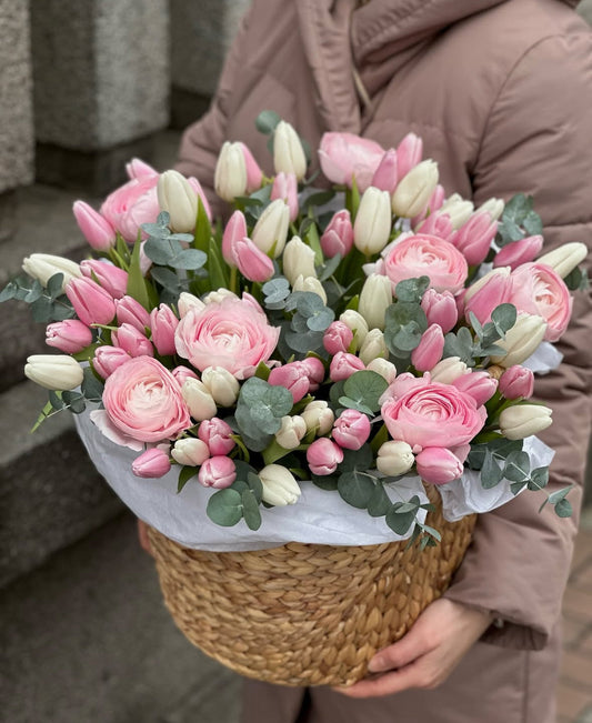 Cesta de ranúnculos y tulipanes en tonos pastel - The Prestige Roses