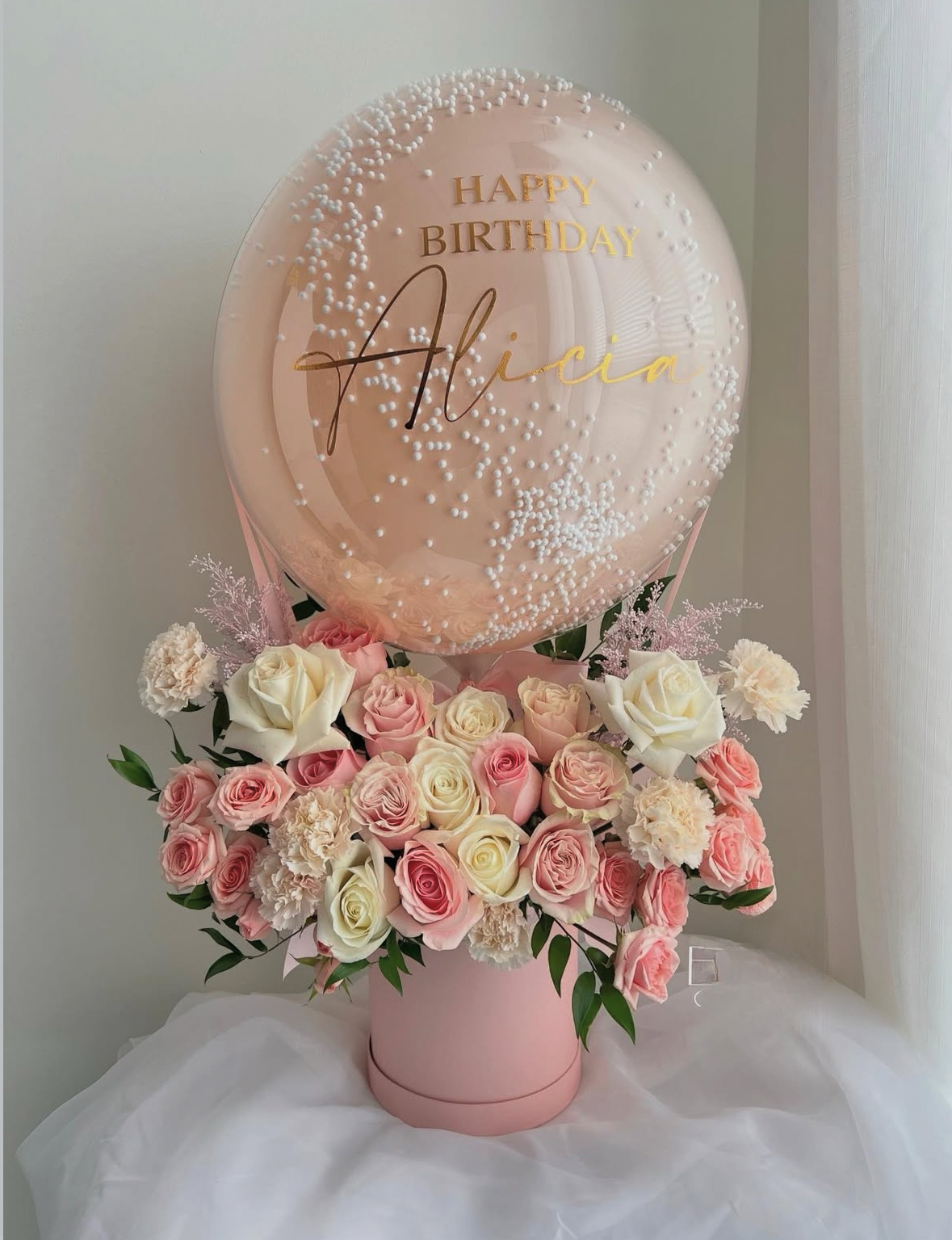 Caja de flores frescas con globo y mensaje, ideal para sorprender en cumpleaños, con entrega a domicilio en Madrid