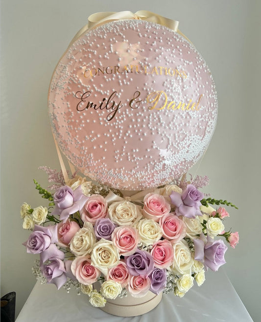 Arreglo floral de lujo con globo personalizado y mensaje especial, ideal para cumpleaños y aniversarios en Madrid, entrega a domicilio.