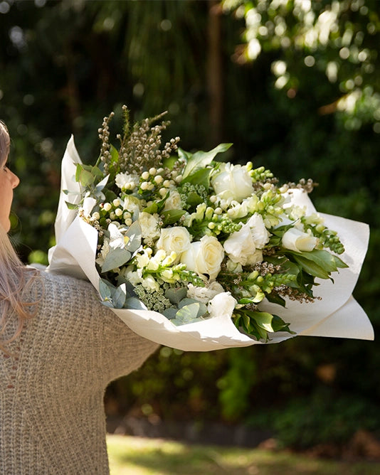 Ramo elegante de flores blancas para condolencias en Madrid con entrega a tanatorios y mantenimiento de sepulturas