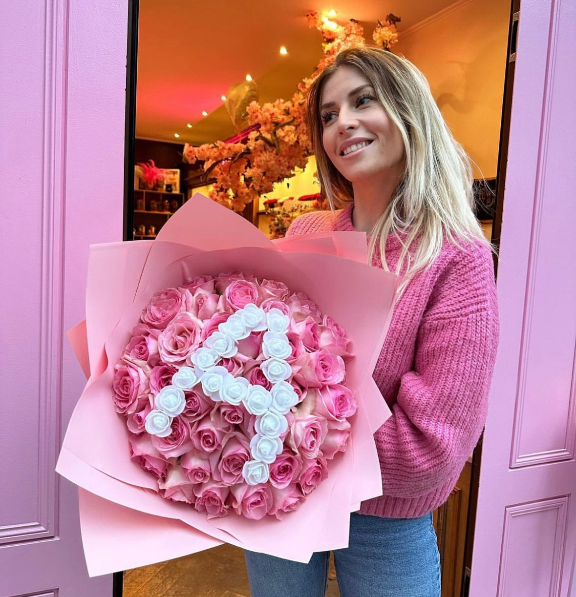 Ramo funerario con inicial A hecho en rosas frescas blancas y rosas – entrega en tanatorios de Madrid