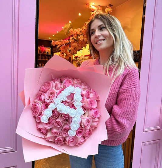 Ramo funerario con inicial A hecho en rosas frescas blancas y rosas – entrega en tanatorios de Madrid