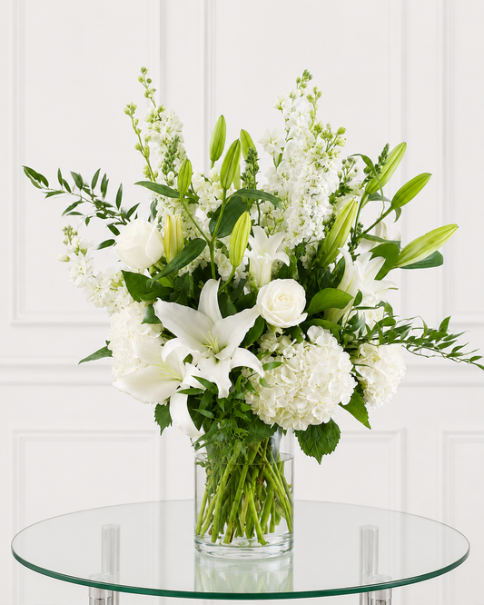 Arreglo funerario premium blanco con lirios orientales y rosas blancas en Madrid